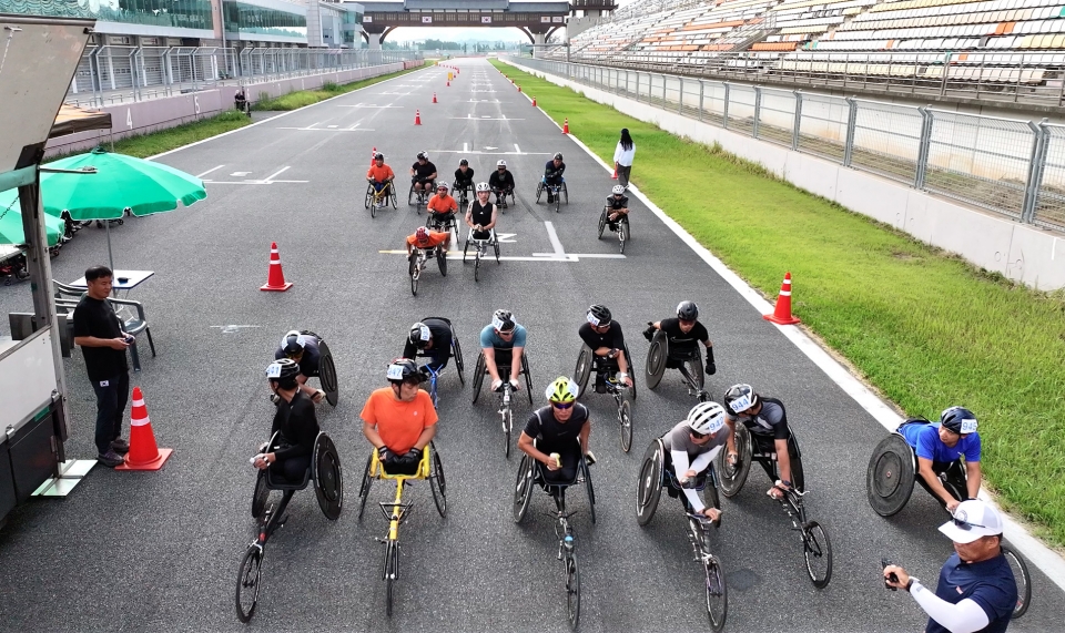 ㈜좋은운동장이 지난 27일, 국내 최초로 F1 자동차경주장에서 휠체어레이싱 대회 ‘영암스챌린지’를 개최하고 있다.