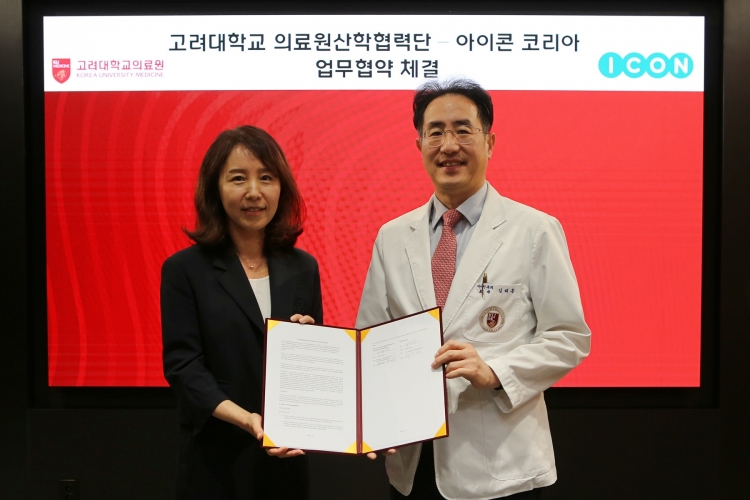 김태훈 의학연구부처장(우측)과 홍성인 부사장(좌측)이 협약서에 서명 후 기념촬영을 하고 있다