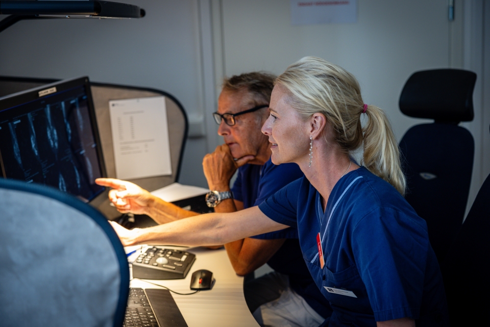 AI가 의사보다 암을 더 잘 판독한다는 연구결과가 나왔다. (사진은 카린 뎀브로워(Dr. Karin Dembrower·오른쪽) 스웨덴 세인트괴란 병원 박사가 유방촬영술 AI 영상분석 솔루션 '루닛 인사이트 MMG'를 활용해 유방암을 진단하고 있는 모습.