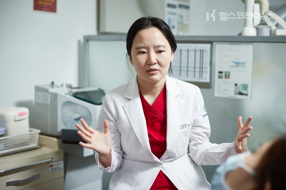 강동경희대학교치과병원 구강내과 박혜지 교수가 턱관절장애의 증상과 치료에 대해 설명하고 있다.