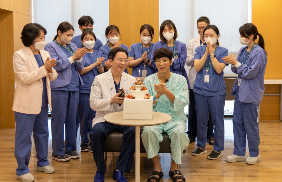 정일수 씨와 아이 출산을 축하하는 이대대동맥혈관병원 의료진들.