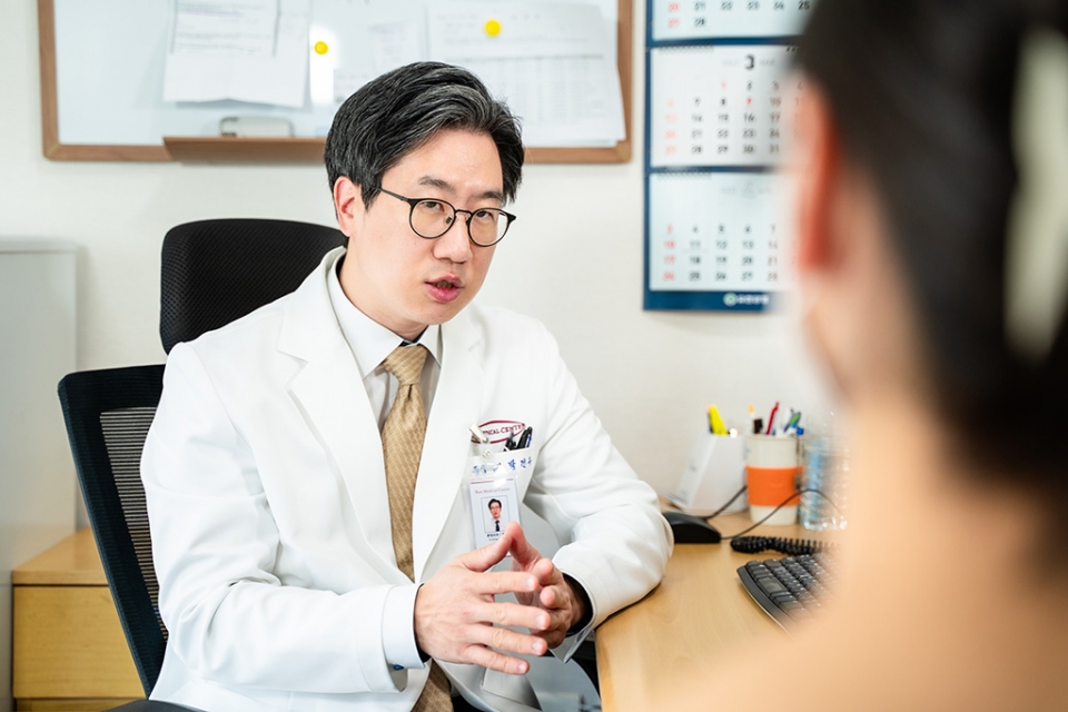 유성선병원 종양내과 박건우 전문의가 병원을 찾은 환자에게 진료상담을 해주고 있다.