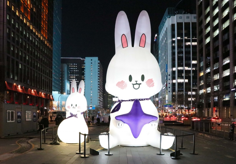 삼진제약은 ‘서울 빛초롱 축제’에 자사의 토탈헬스케어브랜드 ‘위시헬씨’의 소통 캐릭터 ‘위시래빗’을 전시하고 현장 방문객을 위한 다양한 참여 행사를 진행하고 있다. 