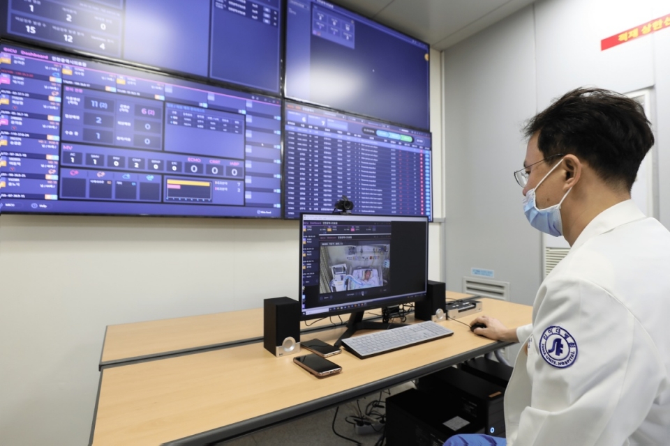 인하대병원 입원의학과 김정수 교수(중환자 전담 전문의)가 인천의료원과의 원격 중환자실 관리 시스템(e-ICU)을 사용하는 모습을 시연하고 있다.