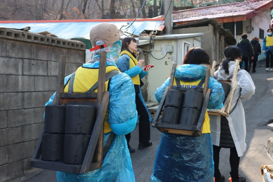 인하대병원이 27일 인천 미추홀구 학익동 일대에서 ‘사랑의 연탄 나눔’ 봉사활동을 실시했다.