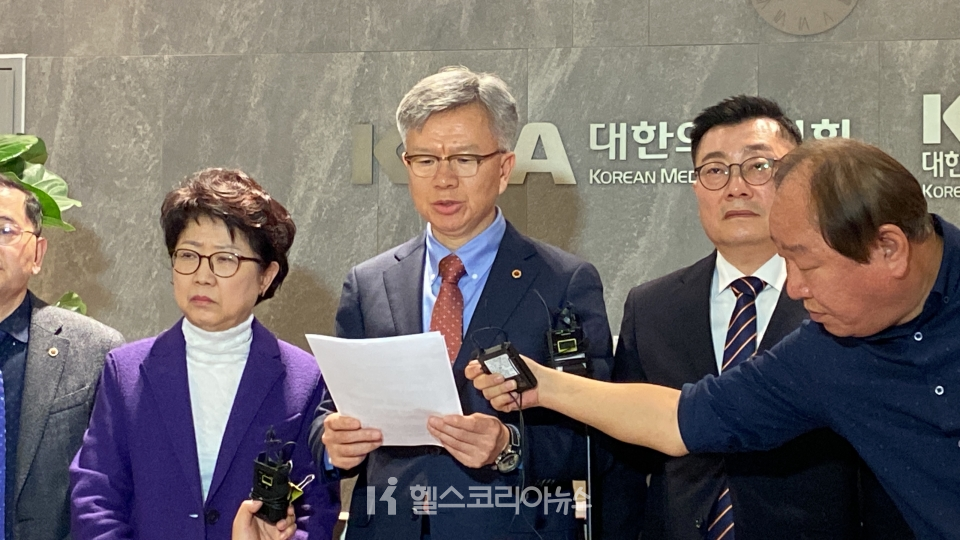 김택우 의협 비대위원장이 17일 비대위 1차 회의 이후 기자 브리핑을 하고 있다. [사진=이지혜] (2024.02.17)