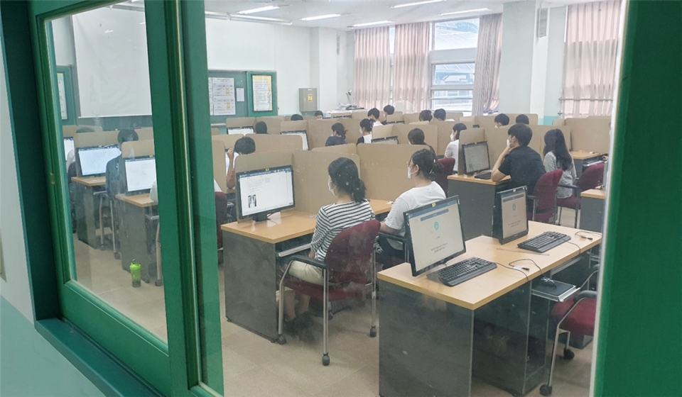 국시원이 시행한 의사 컴퓨터 모의시험에 응시하고 있는 수험생들이 고사장에서 대기하고 있다.
