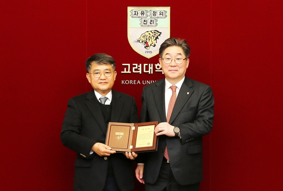 6일 고려대학교 총장실에서 황종익 교우(왼쪽)와 김동원 총장(오른쪽)이 감사패를 들고 함께 기념사진을 촬영하고 있다.