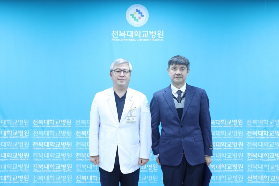 (왼쪽부터) 전북대병원 유희철 병원장, 안과 윤경오 공공임상교수