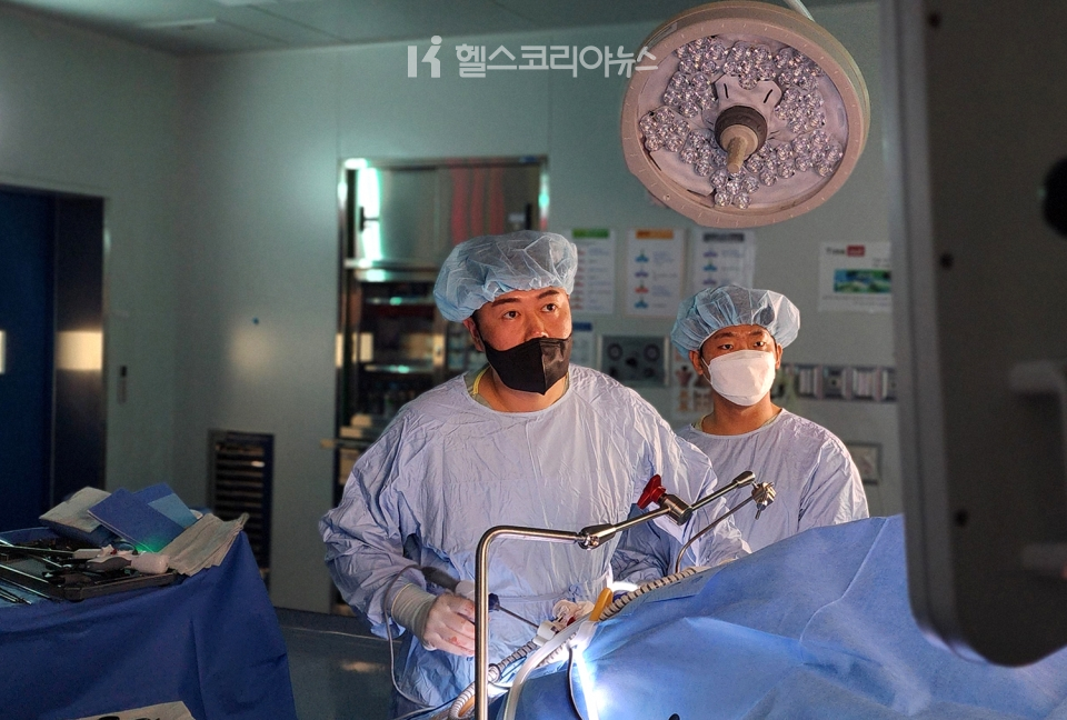 인천세종병원 비만대사수술센터장인 이성배 전문의가 비만수술을 진행하고 있다.