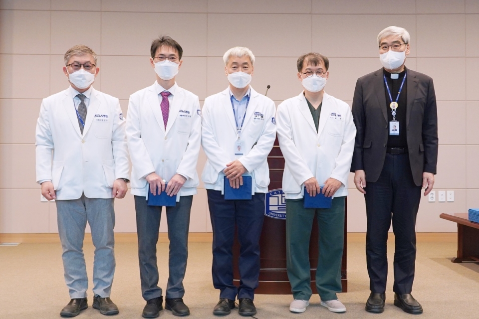 (왼쪽부터) 인천성모병원 정성우 의무원장, 장대현·김주상·최훈 교수, 홍승모 몬시뇰 병원장