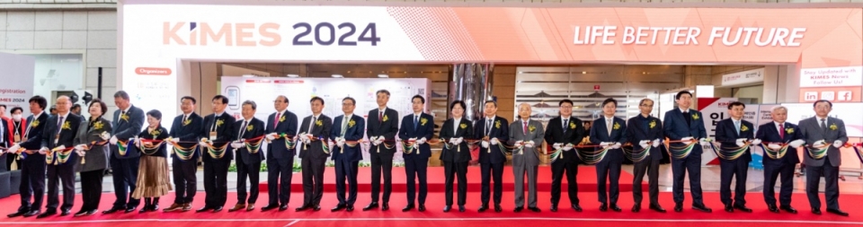 제39회 국제의료기기·병원설비전시회 ‘키메스 2024’가 14일 ‘더 나은 삶, 더 나은 미래’를 주제로 서울 삼성동 코엑스 전시장 1, 3층 전관에서 개막했다. 
